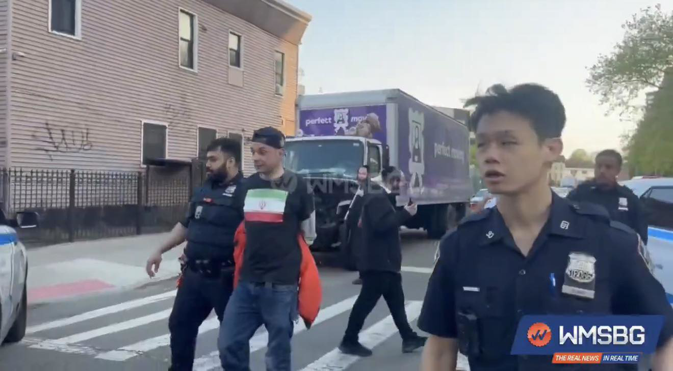 كان يرتدي العلم الإيراني:  شرطة نيويورك توقف مهاجمًا استهدف 3 يهود في بروكلين